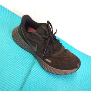 Nike Womens Revolution BQ3207-001 Black Sneakers Size 8
